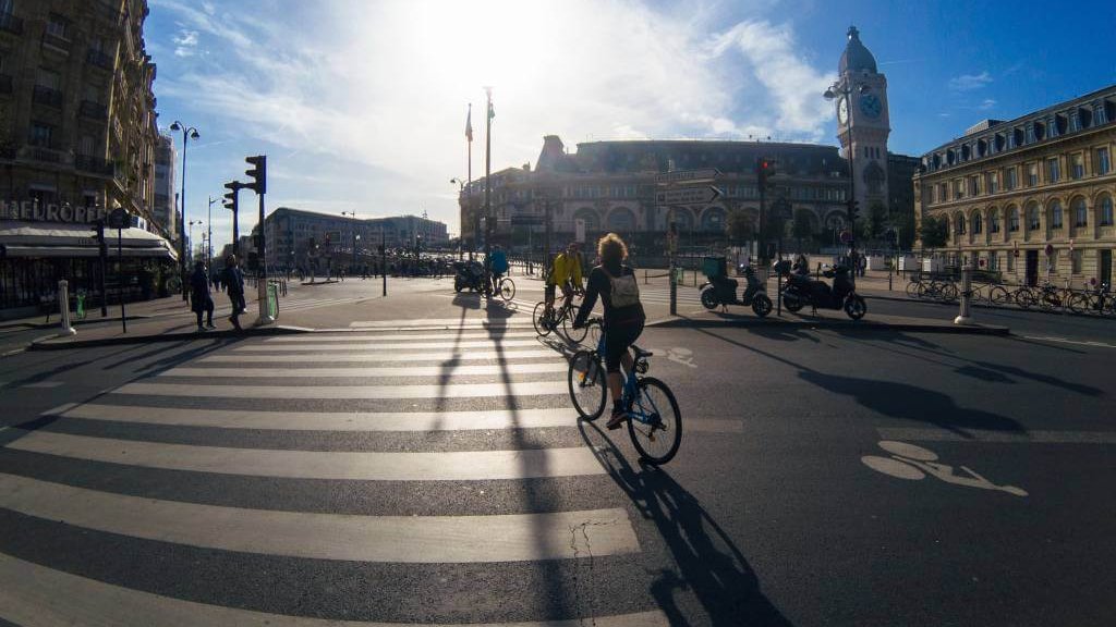 un cycliste traverse un_passage pieton dans le centre de lyon