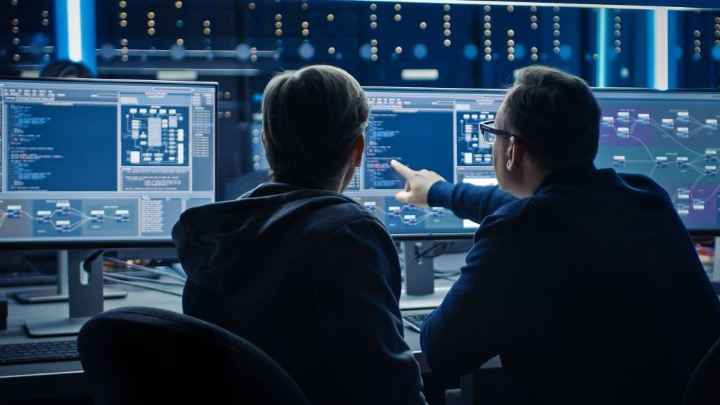 deux experts lyonnais en cybersecurite travaillent a la securisation d un systeme d information 2
