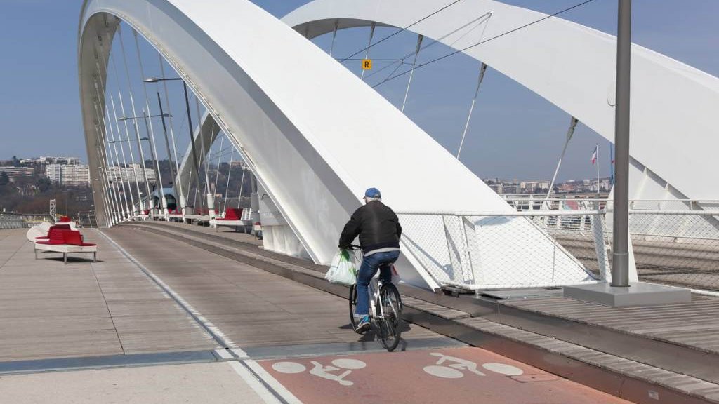 voie reservee aux velos sur le pont raymond barre a lyon