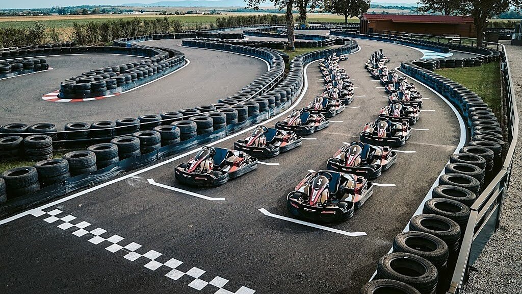 ligne de depart sur piste de karting exterieure de kart origins a corbas