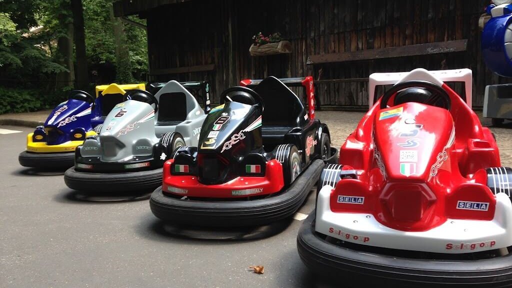 les vehicules electriques du mini karting du parc de la tete or