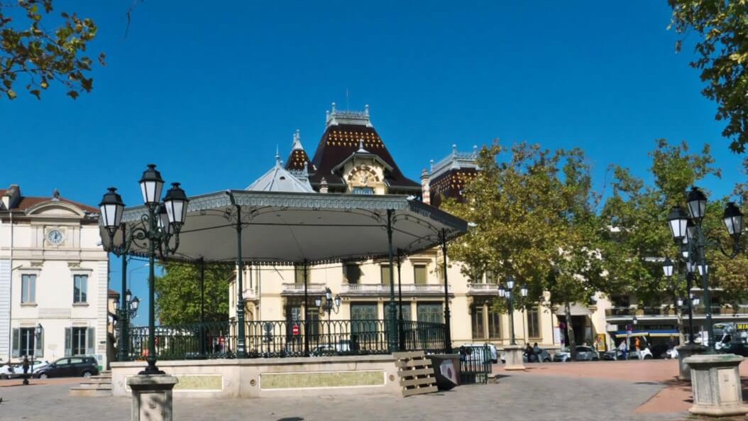 kiosque robert batailly place ambroise courtois lyon