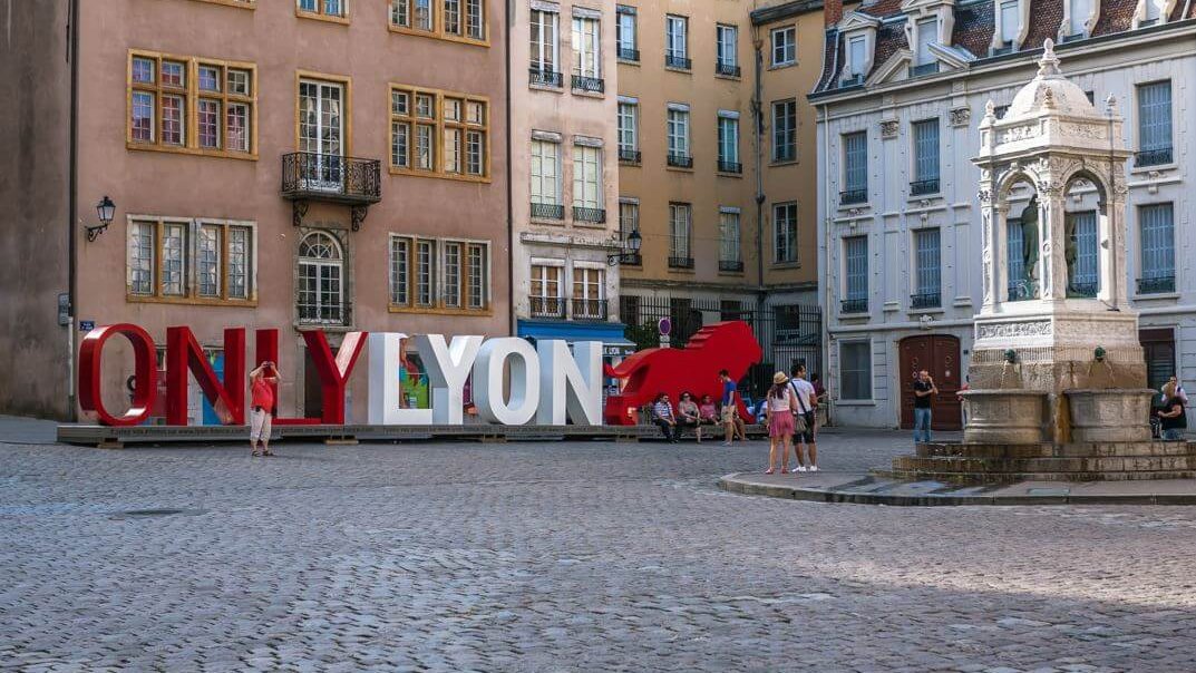 sculptures lettres office tourisme only lyon place saint jean