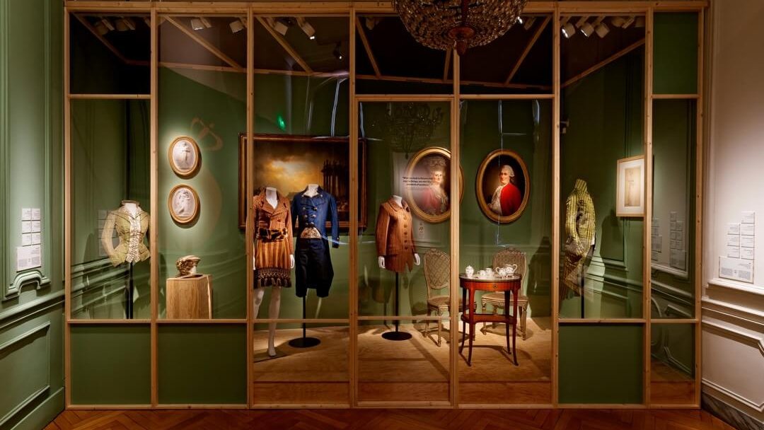 scenographie de costumes epoque dans le musee des tissus et des arts decoratifs de lyon