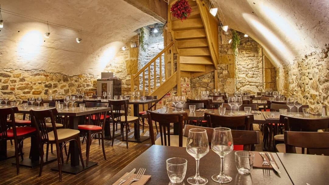 salle interieur dans une cave voutee du bouchon lyonnais chez grand mere