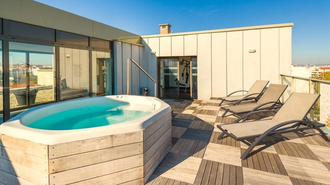 jacuzzi sur toit terrasse dans l espace fitness de la residence lagrande appart hotel de lyon lumiere