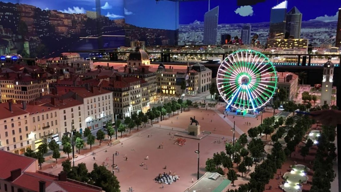 grande roue illuminee place bellecour miniworld lyon