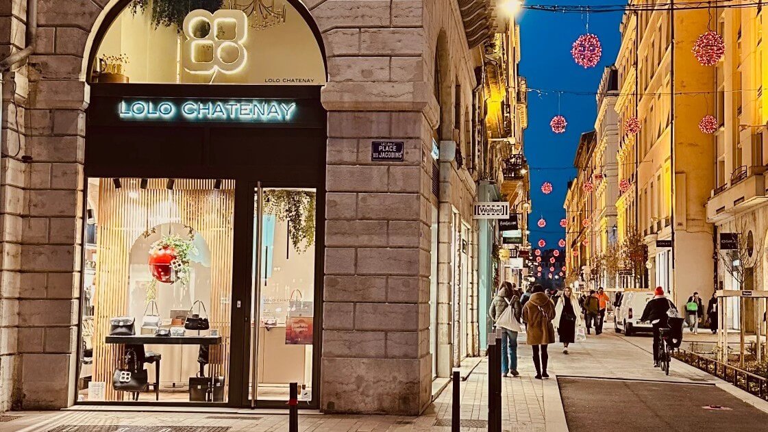 devanture eclairee vitrine lolo chatenay boutique de maroquinerie a lyon