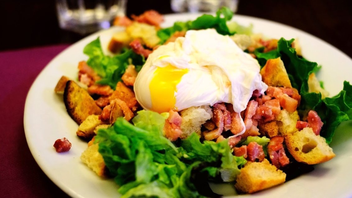 salade lyonnaise oeuf poche lardons croutons