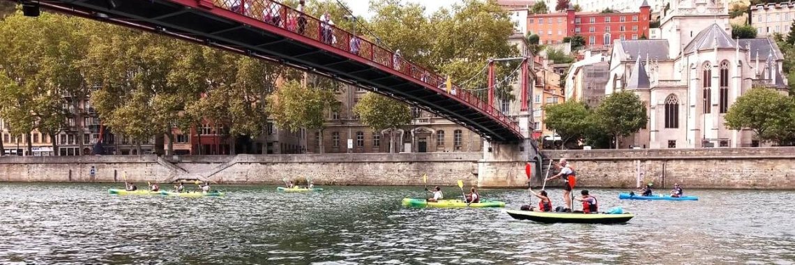 descente de la saone a lyon en canoe kayak avec passage sous la passerelle saint georges