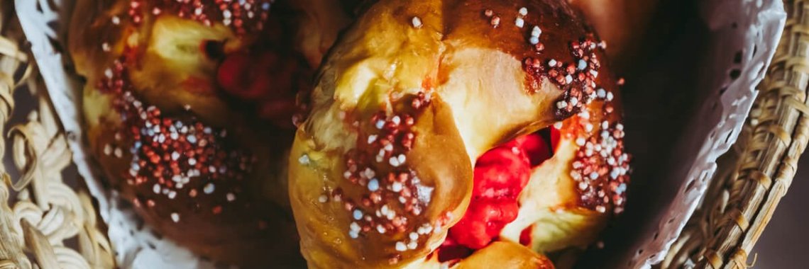 brioche aux pralines saint genix presentee dans un panier en osier