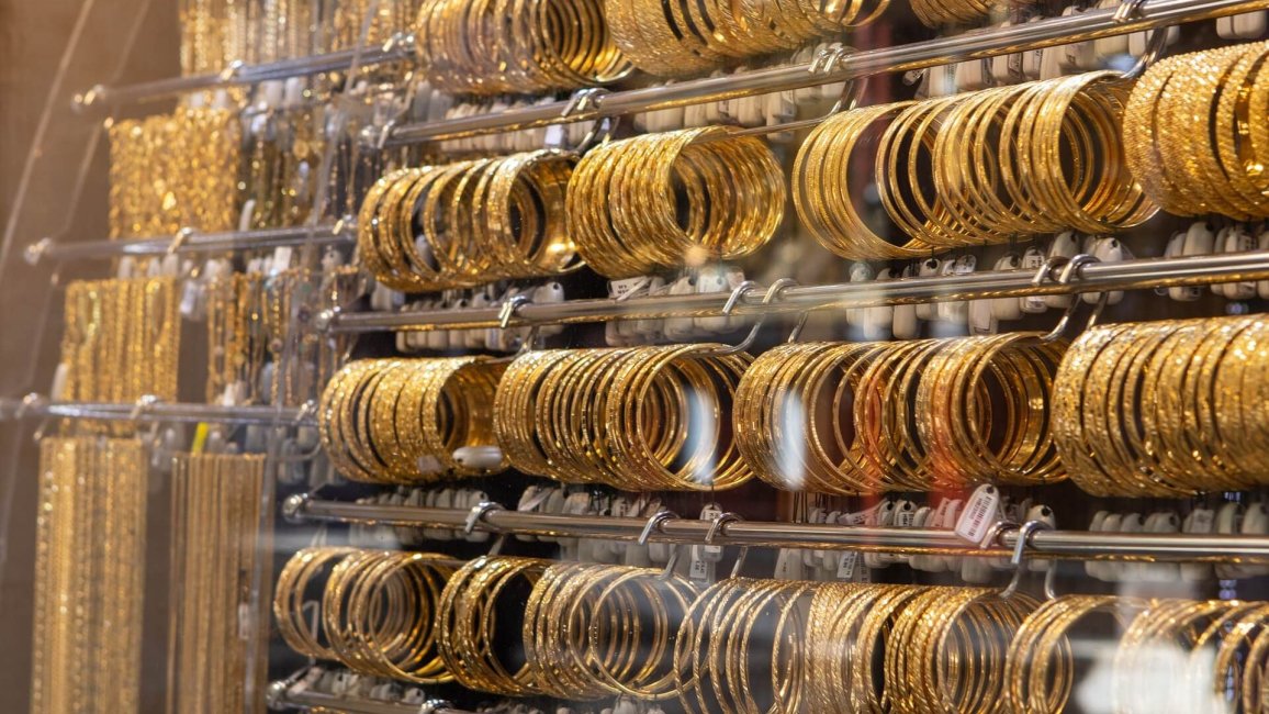presentoir de bijoux en or dans un comptoir achat vente lyonnais