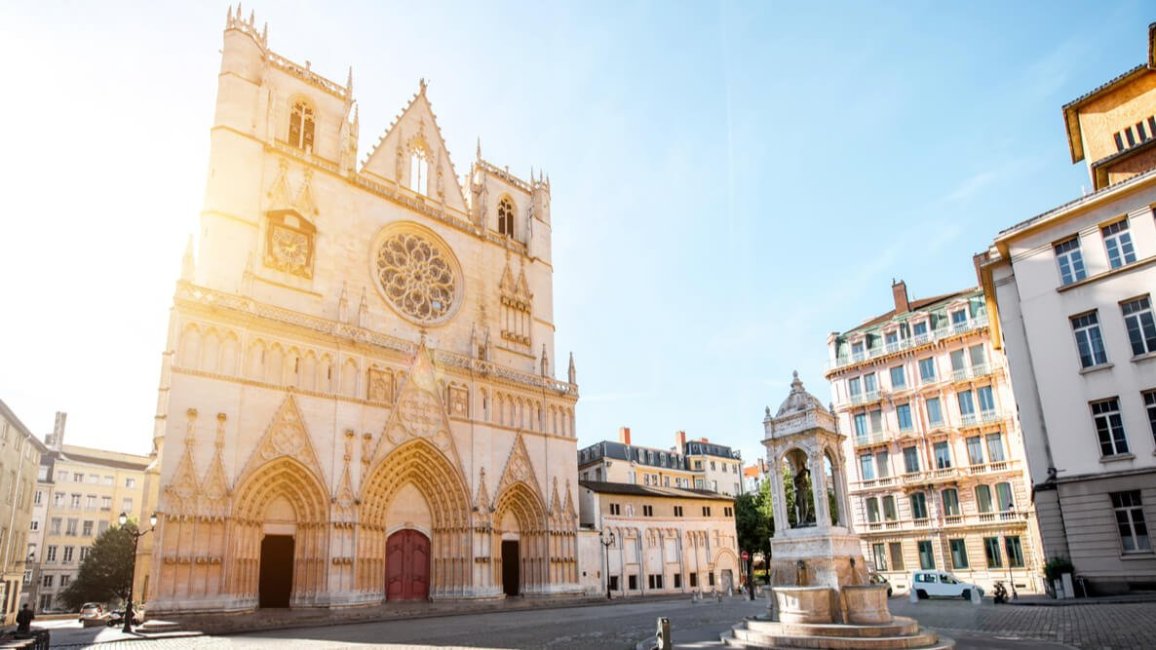 primatiale saint jean baptiste de lyon au lever du soleil
