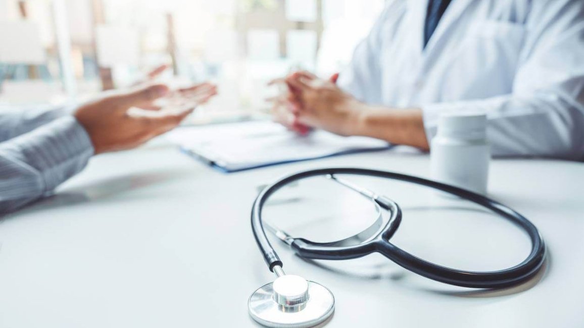 stetoscope pose sur une table de consultation