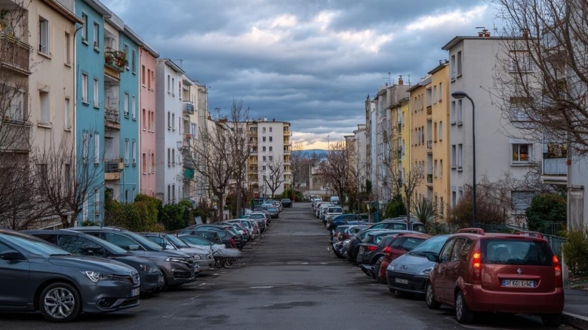 stationnement genant de vehicules dans le quartiuer des minguettes a venissieux