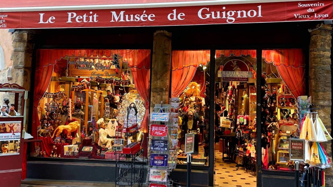 devanture de la boutique le petit musee de guignol a lyon