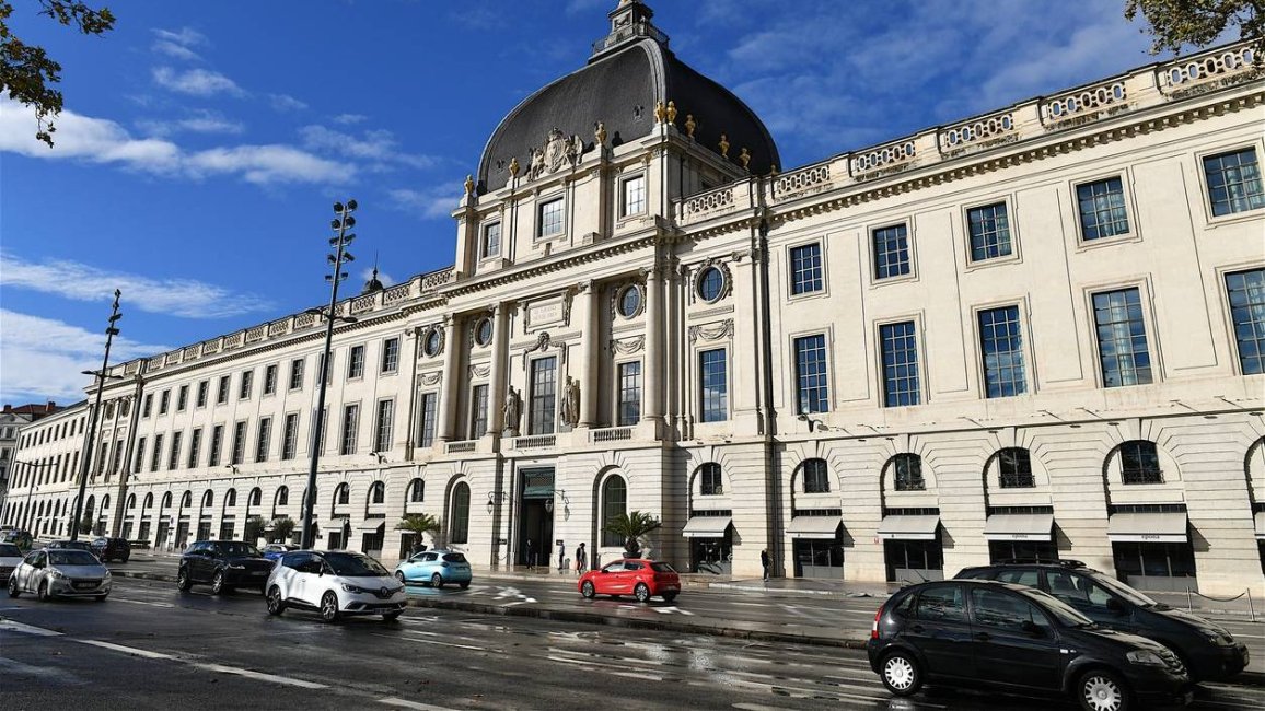 trafic dans le centre de lyon devant un monument historique