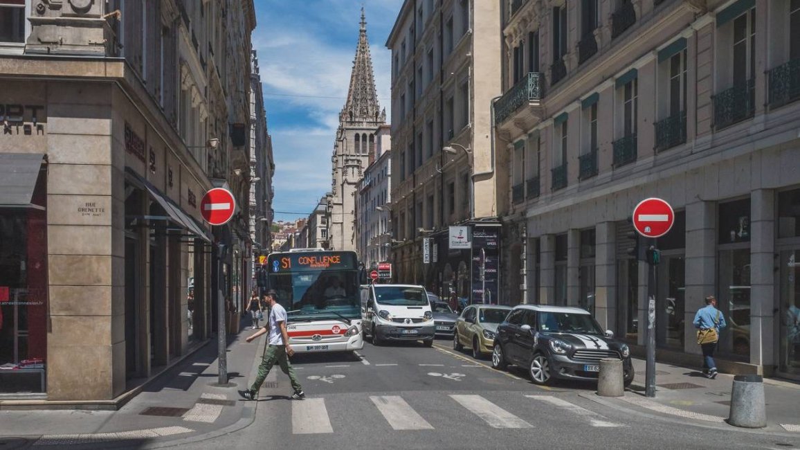 circulation vehicules individuels transports en commun en hypercentre de lyon