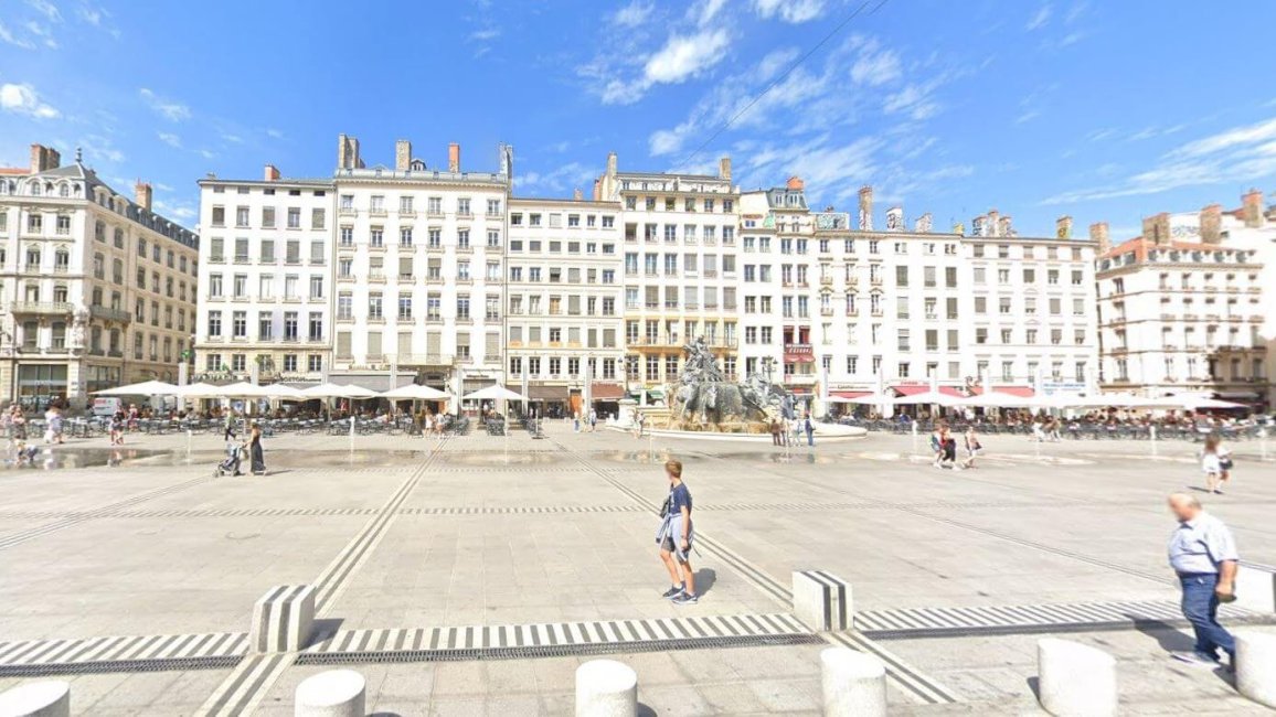 place des terreaux face fontaine