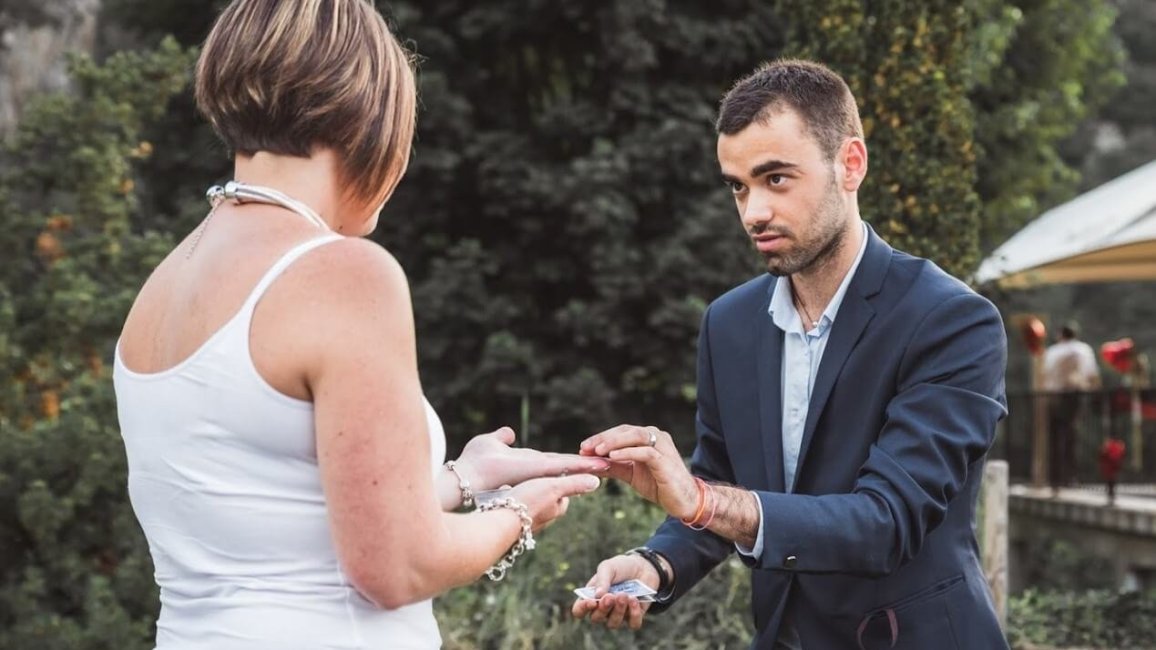 tour en close up du magicien maxime llepez lors d un mariage a lyon