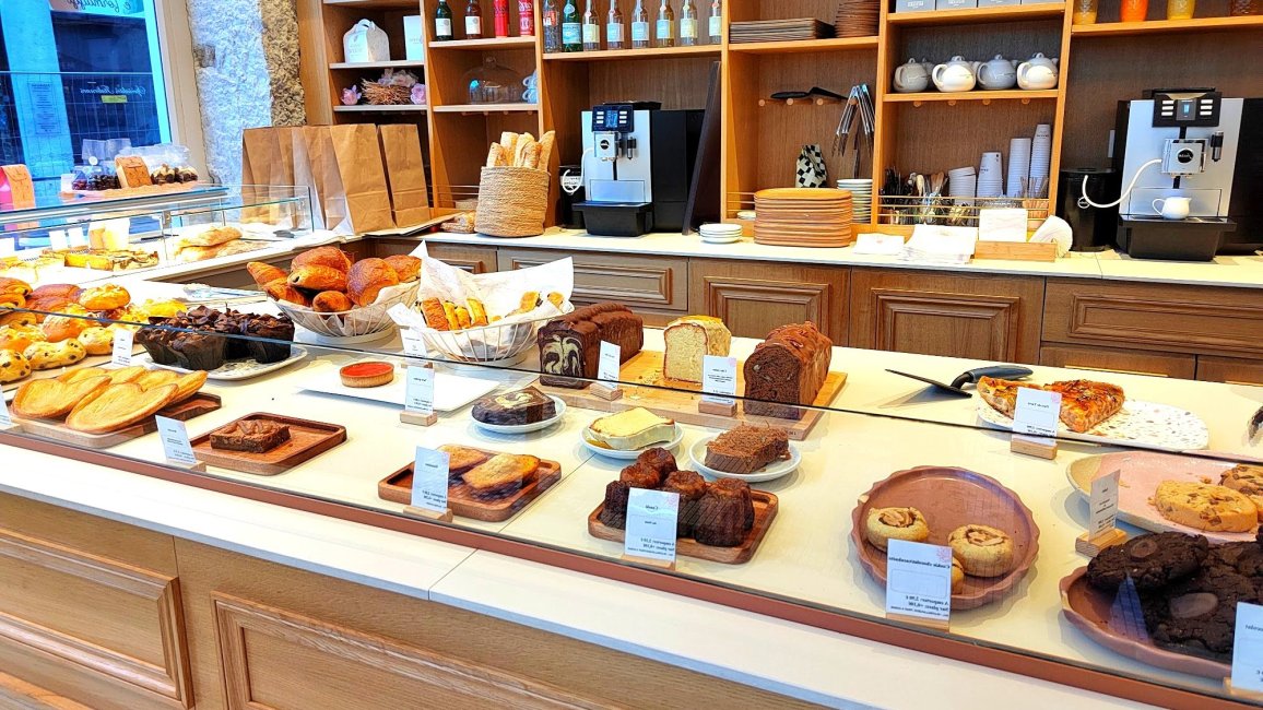 Vitrine gourmande de pâtisseries et viennoiseries