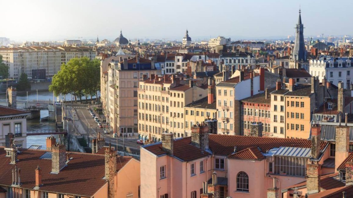 jolies facades dorees immeubles du vieux lyon