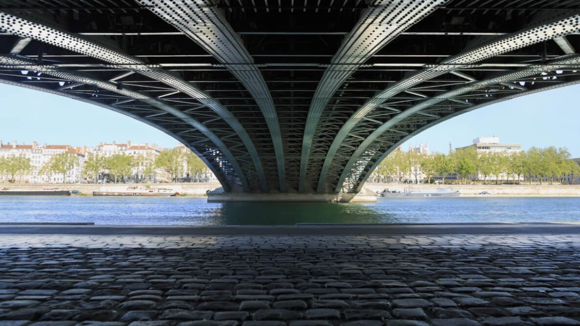 vue sous les arches du pont de universite de lyon