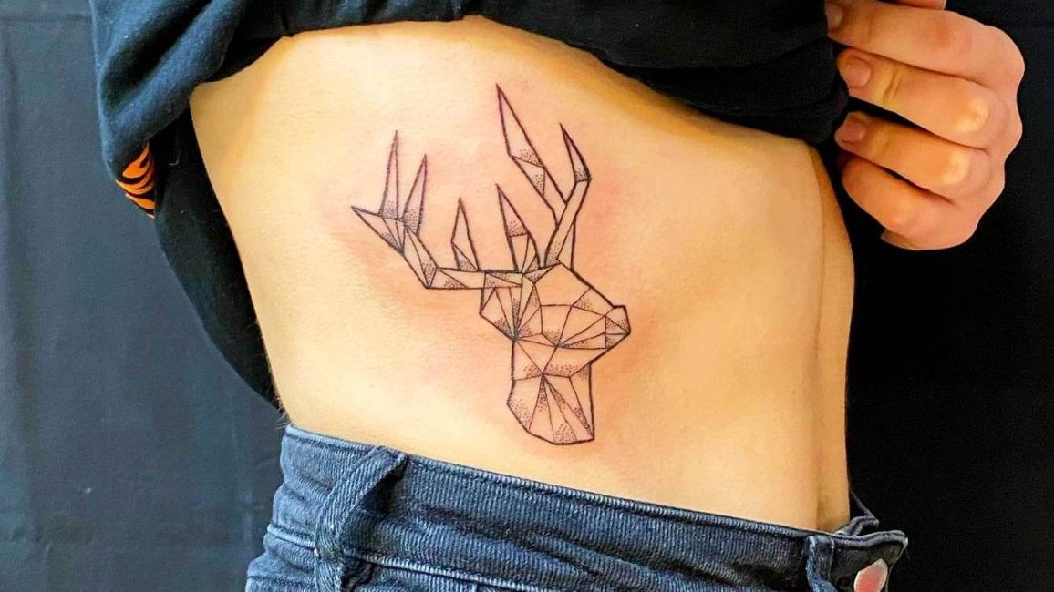 tatouage cerf geometrique sur le flanc signe screaming needle