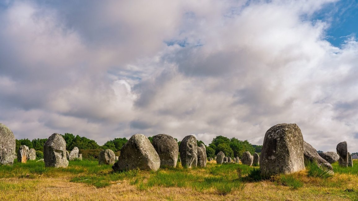 alignements de menhirs a carnac en bretagne