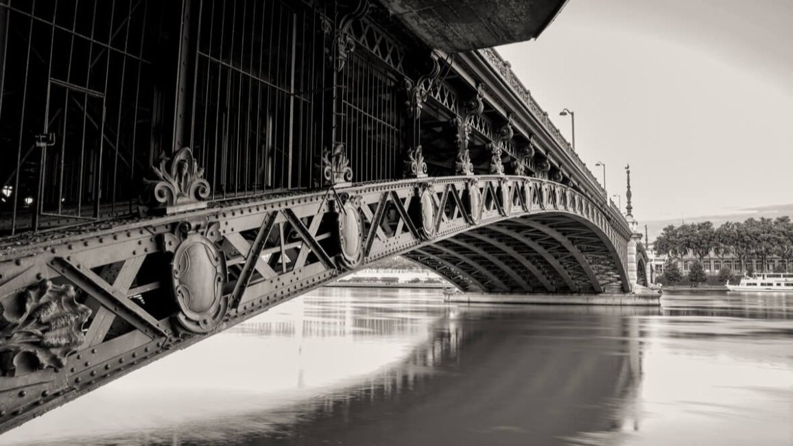 arches sculptees en acier du pont de universite de lyon