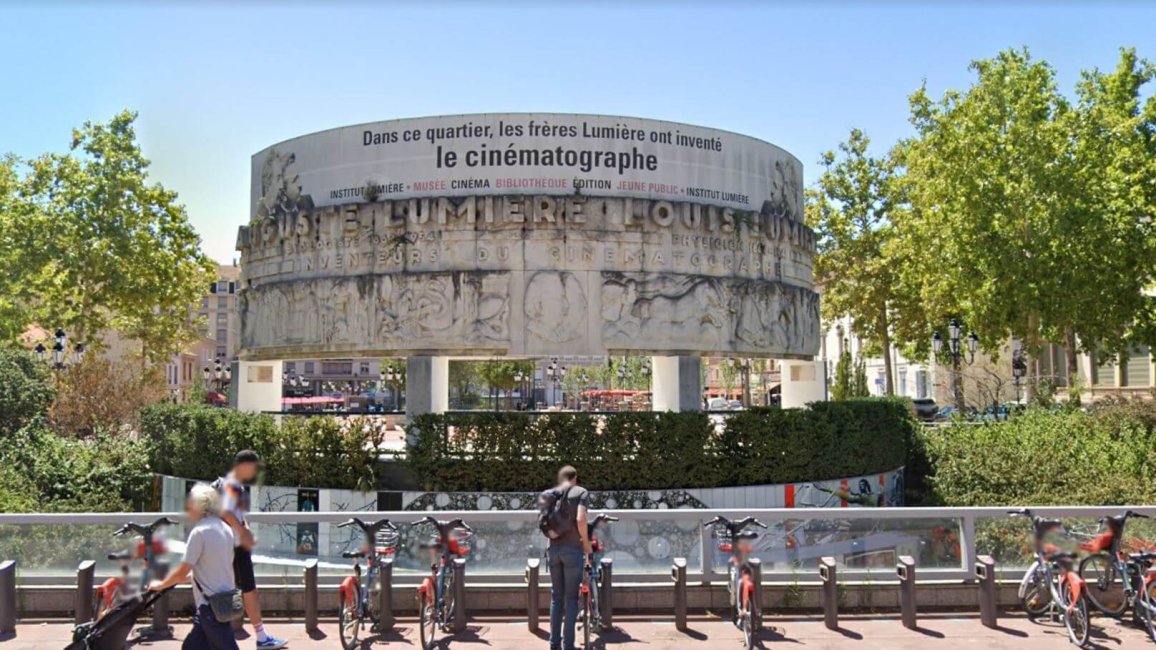 monument aux freres lumieres place ambroise courtois lyon