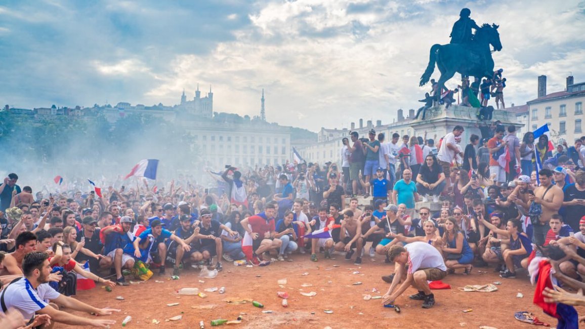 liesse durant grand rassemblement sportifs sur la place bellecour