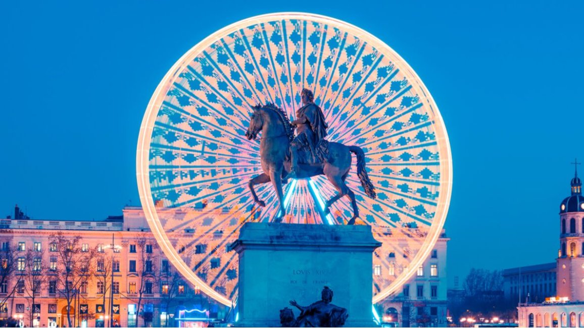 statue de louis xiv devant la grande roue de la place bellecour