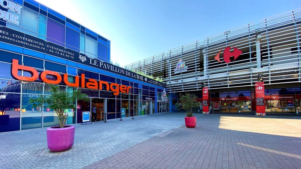 boutiques carrefour et boulanger au centre commercial carre de soie a lyon