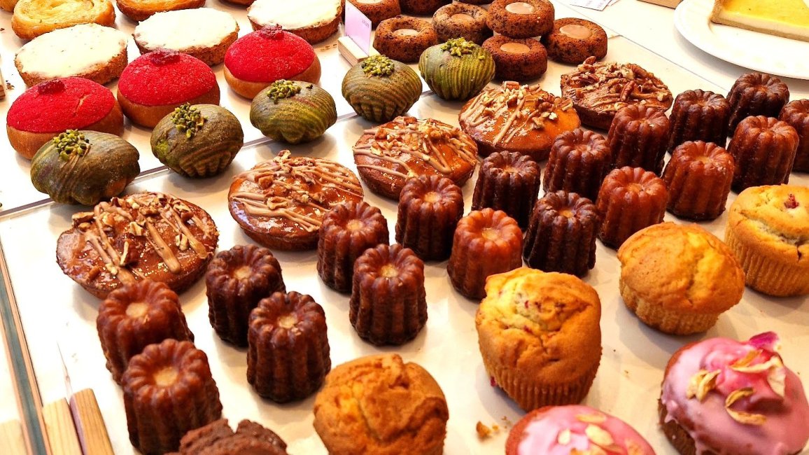 Pâtisseries françaises alléchantes en vitrine