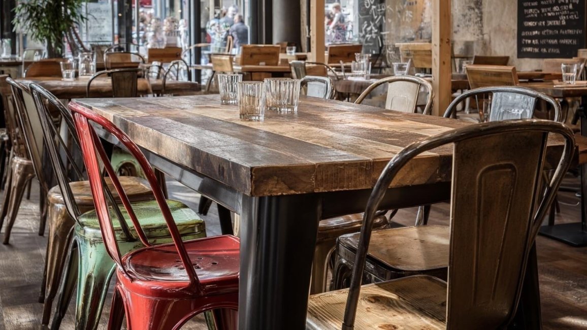 reamenagement d un etablissement lyonnais avec meubles de recuperation en recyclerie