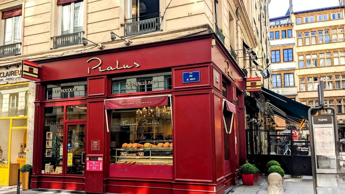 Boutique de confiserie Pralus à l’angle des rues de Brest et Tupin