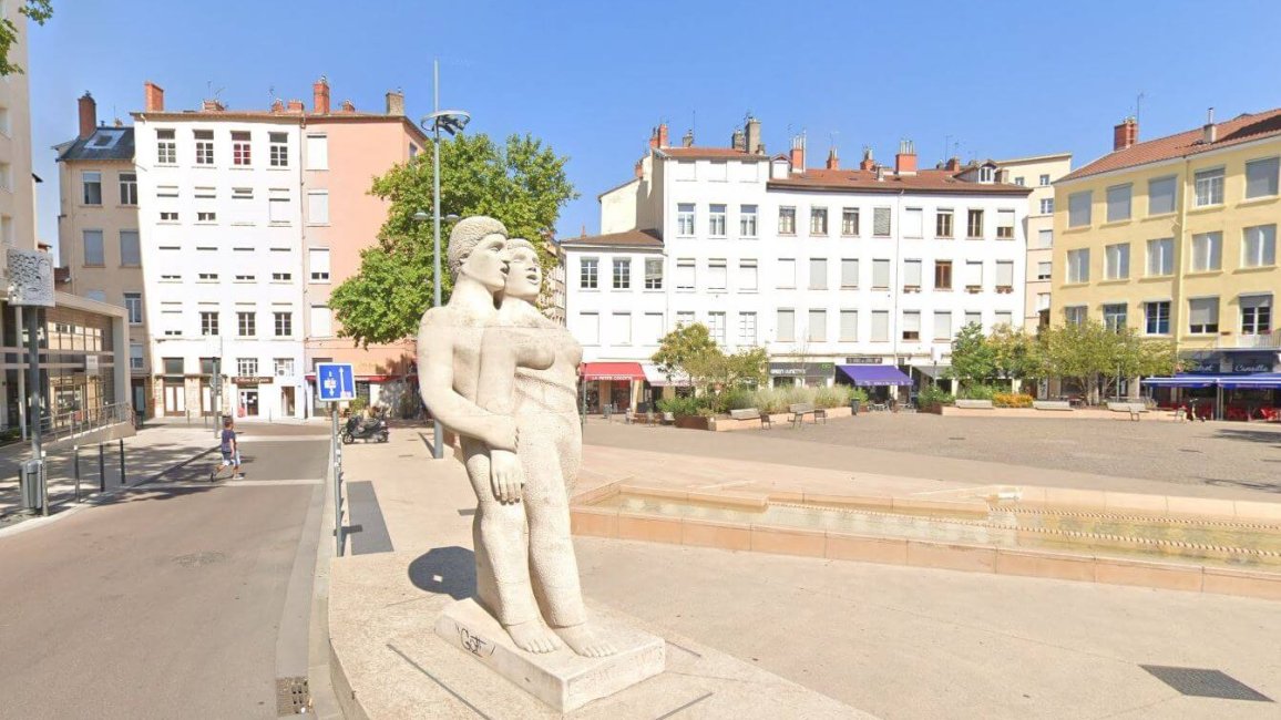 statue le chant des canuts place des tapis lyon