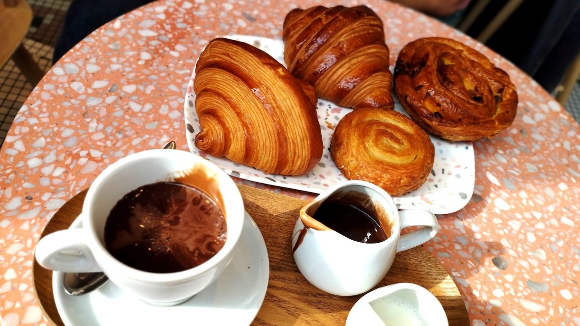 Petit-déjeuner parisien typique sur table en terrazzo