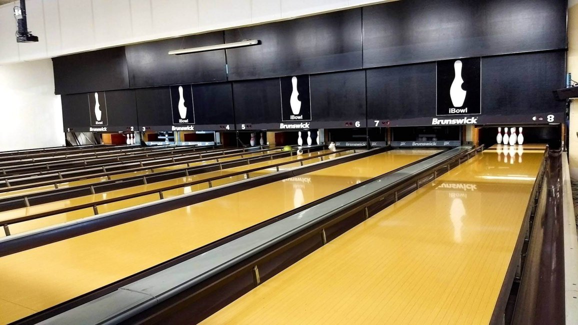 vue rapprochee des 8 pistes du bowling ibowl a lyon