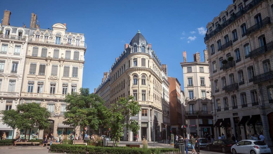 bel immeuble hausmanien en angle sur la place des jacobins a lyon