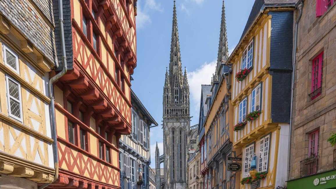 immeubles a collombages et vue sur cathedrale de quimper