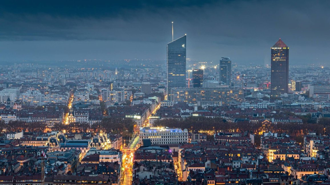 vue plongeante sur les grattes ciels de la part dieu illumines la nuit