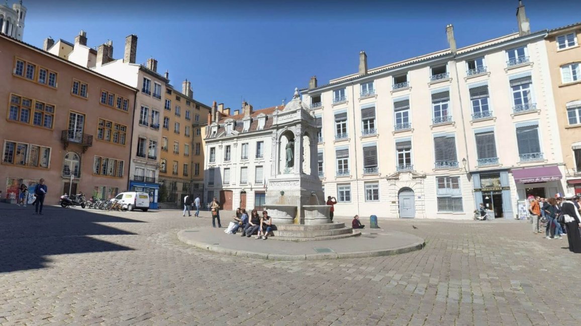 fontaine place saint jean parvis cathedrale lyon