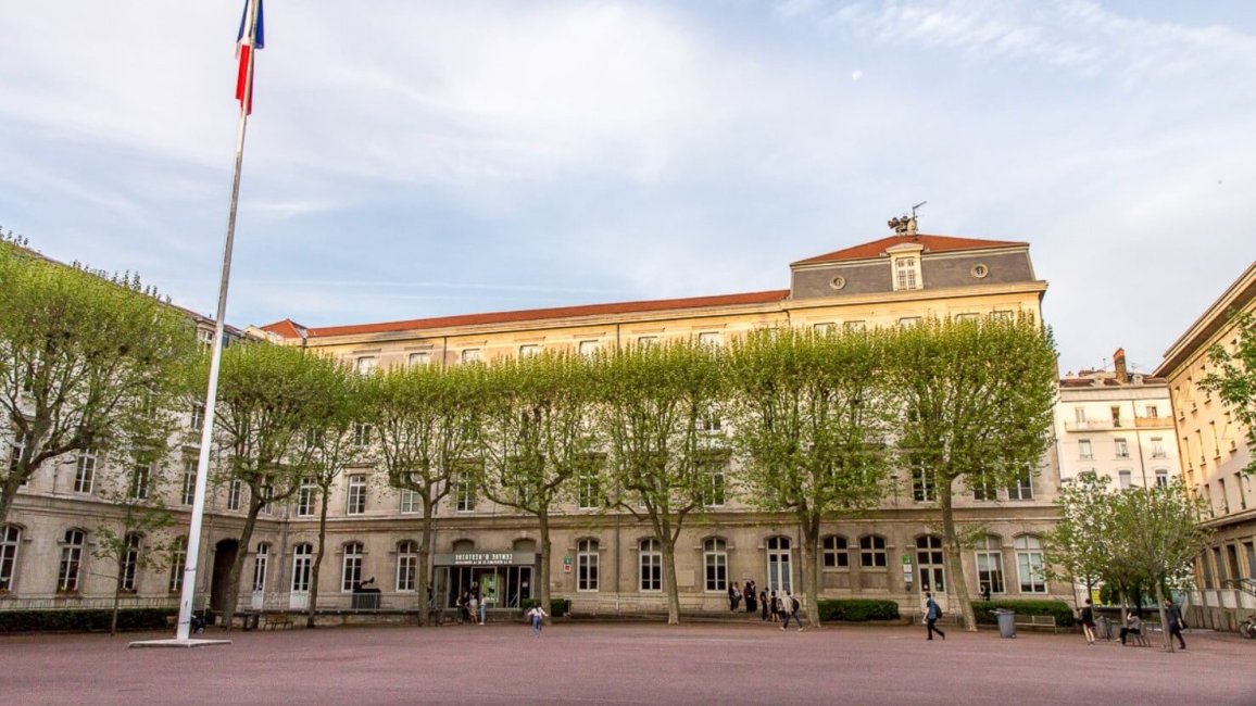 entree du chrd de lyon depuis la cour du centre berthelot