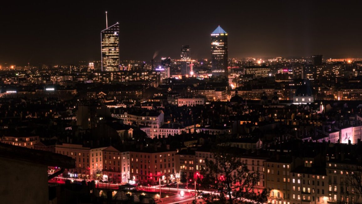 les grattes ciels de la part dieu illumines la nuit