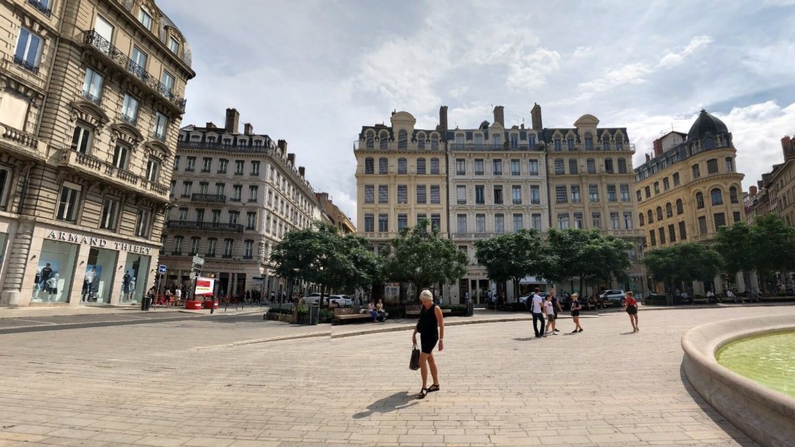 passants et promeneurs sur la place des jacobins a lyon