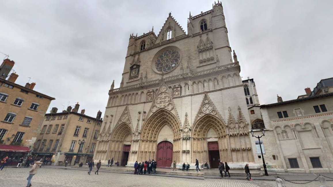 vue ensemble cathedrale saint jean depuis parvis lyon