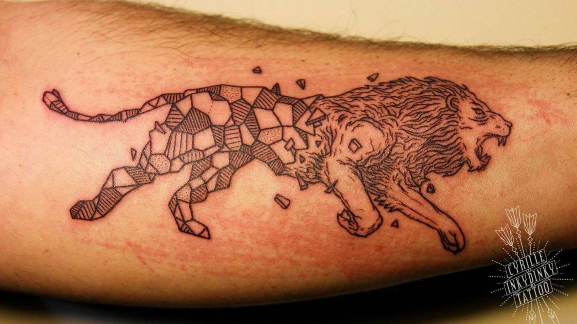 tatouage lion geometrique realise par inky dinky tattoo a lyon