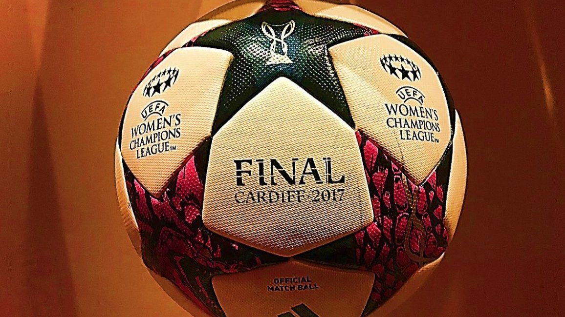 ballon de la finale de la ligue des champions feminine uefa dans le musee de olympique lyonnais